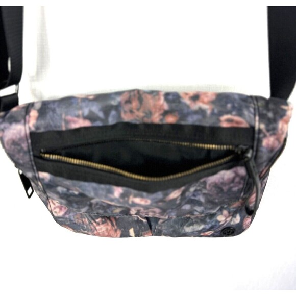 Lululemon Festival Crossbody Bag II 5L Frosted Rose Multi Black Full Zip - Picture 3 of 14